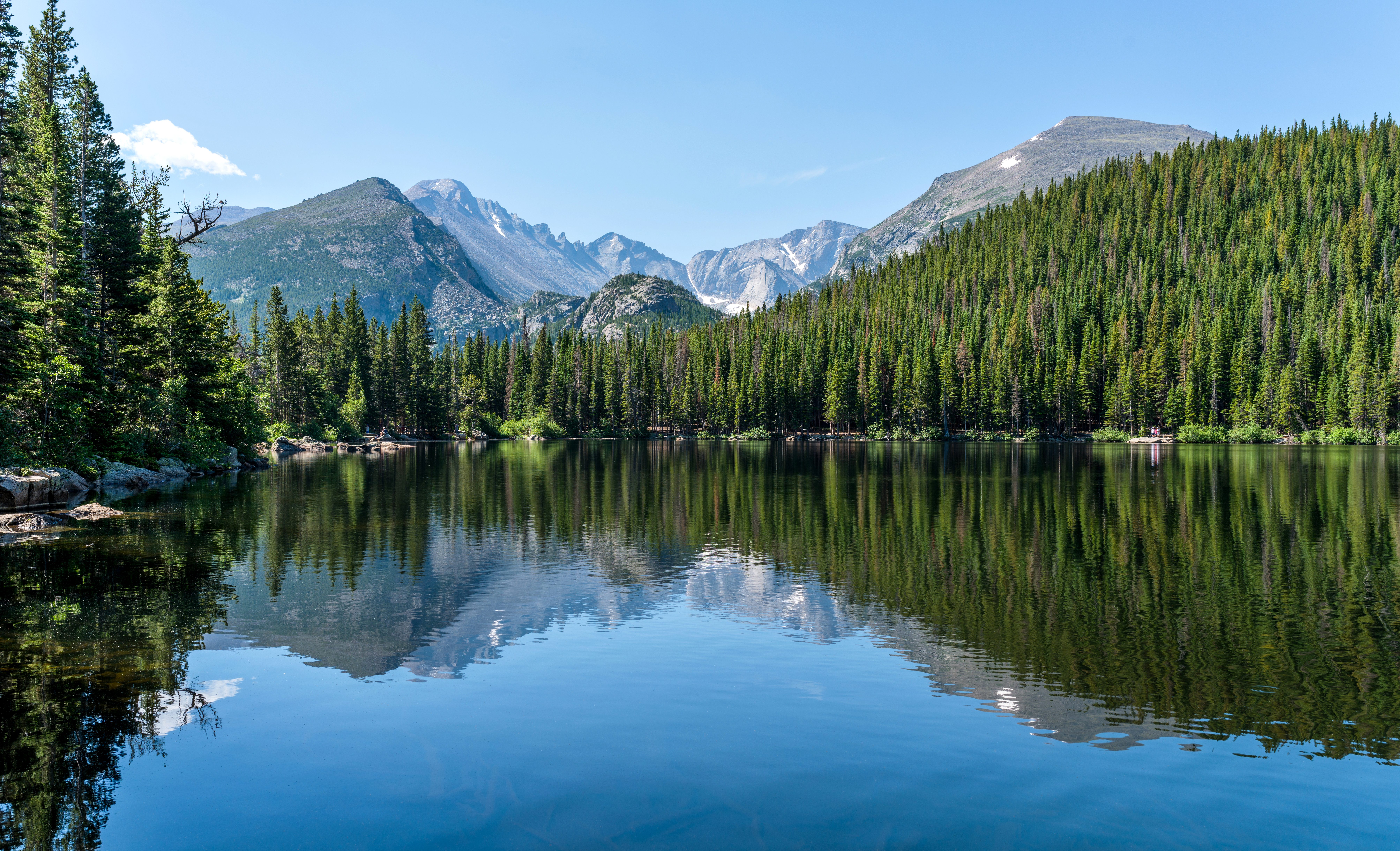 Image of a lake with mountain background