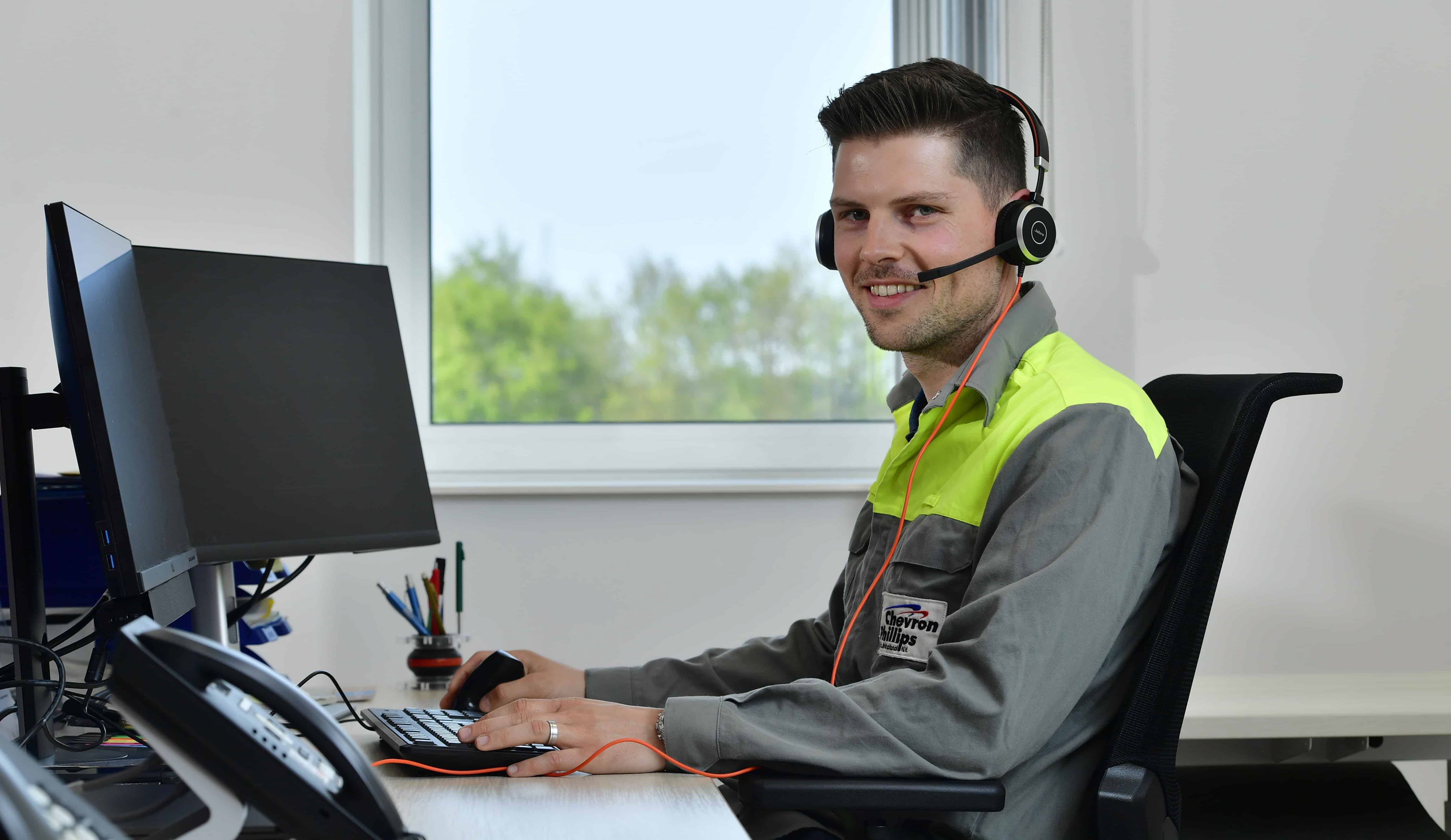 220419_chevron_tesse&bering_employee_at_desk